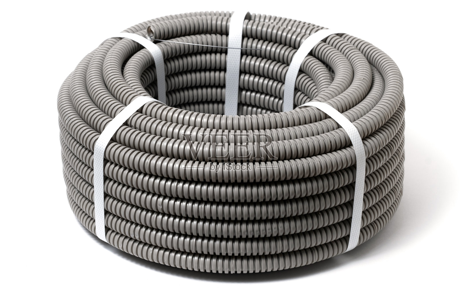 白色背景上的灰色波纹软管卷。照片摄影图片