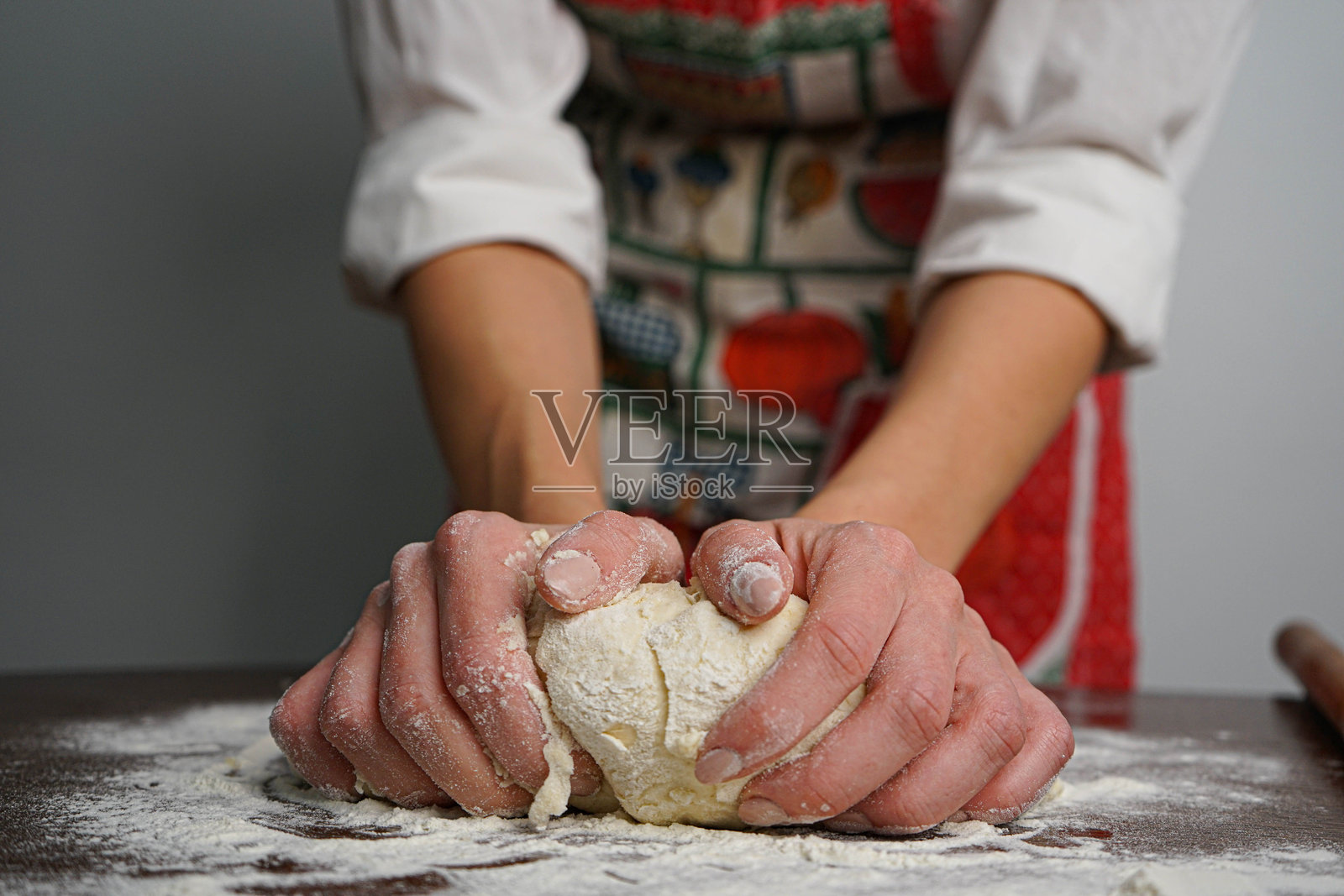 揉制自制面包照片摄影图片