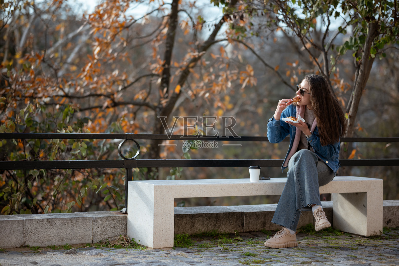 年轻女性在户外享用早餐和咖啡照片摄影图片