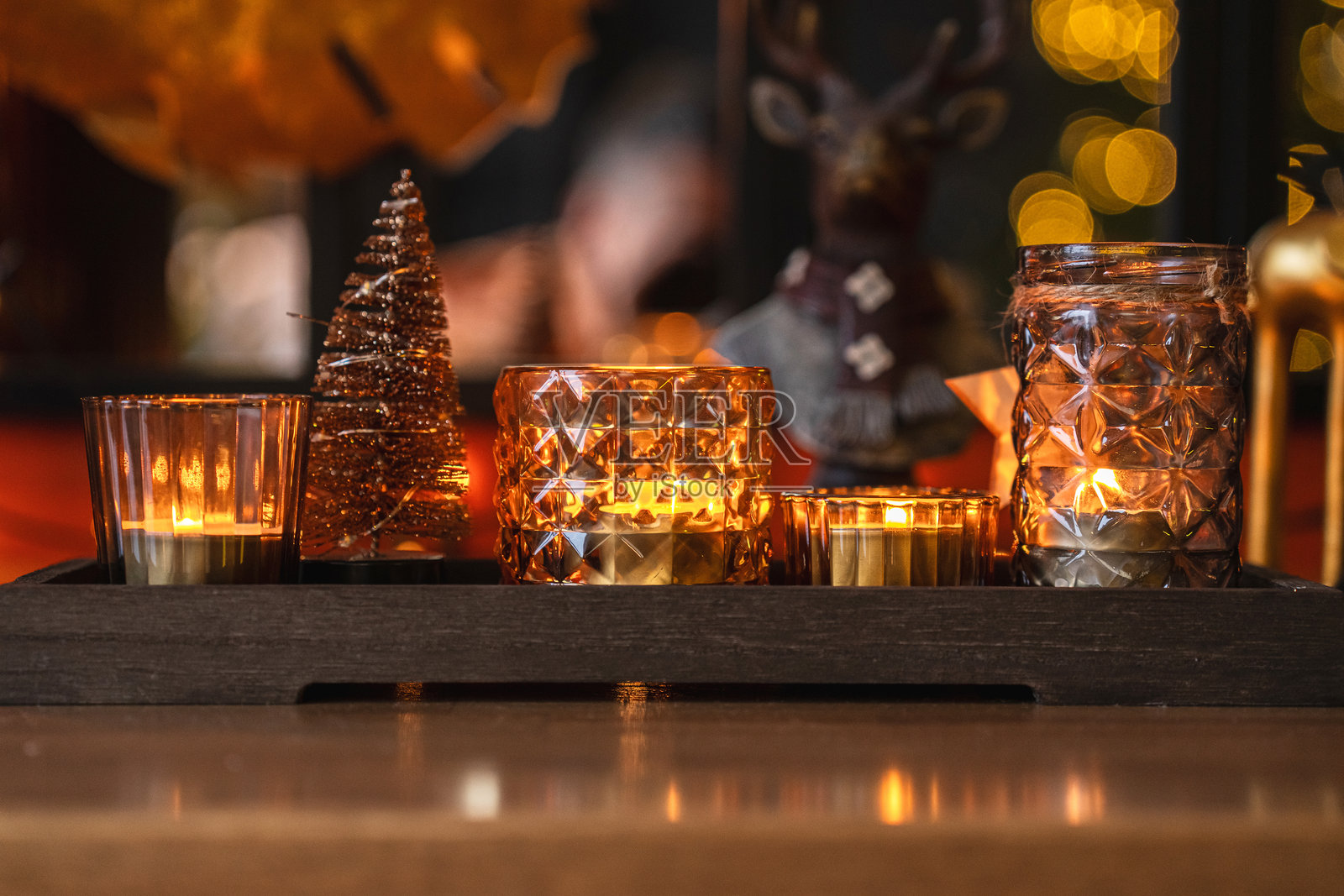 温馨的圣诞蜡烛和装饰品放在木托盘上照片摄影图片