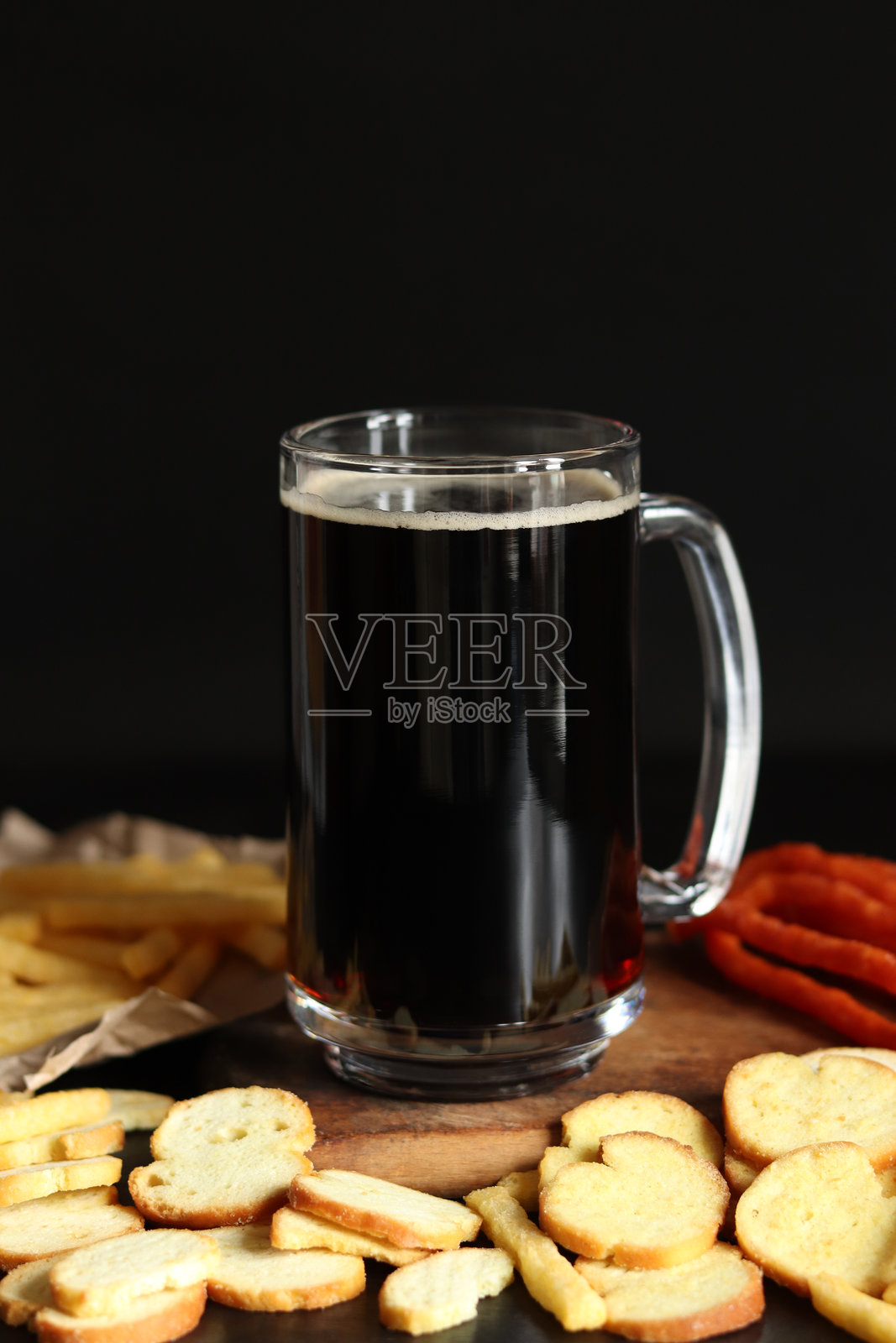 木质表面上的黑啤酒照片摄影图片