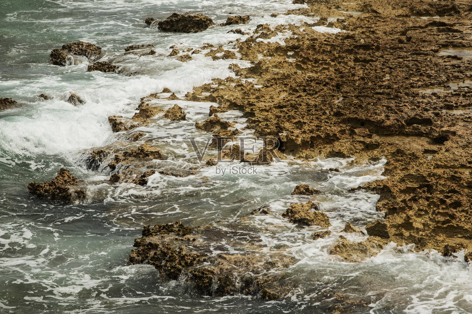 海浪拍打岩石海岸照片摄影图片