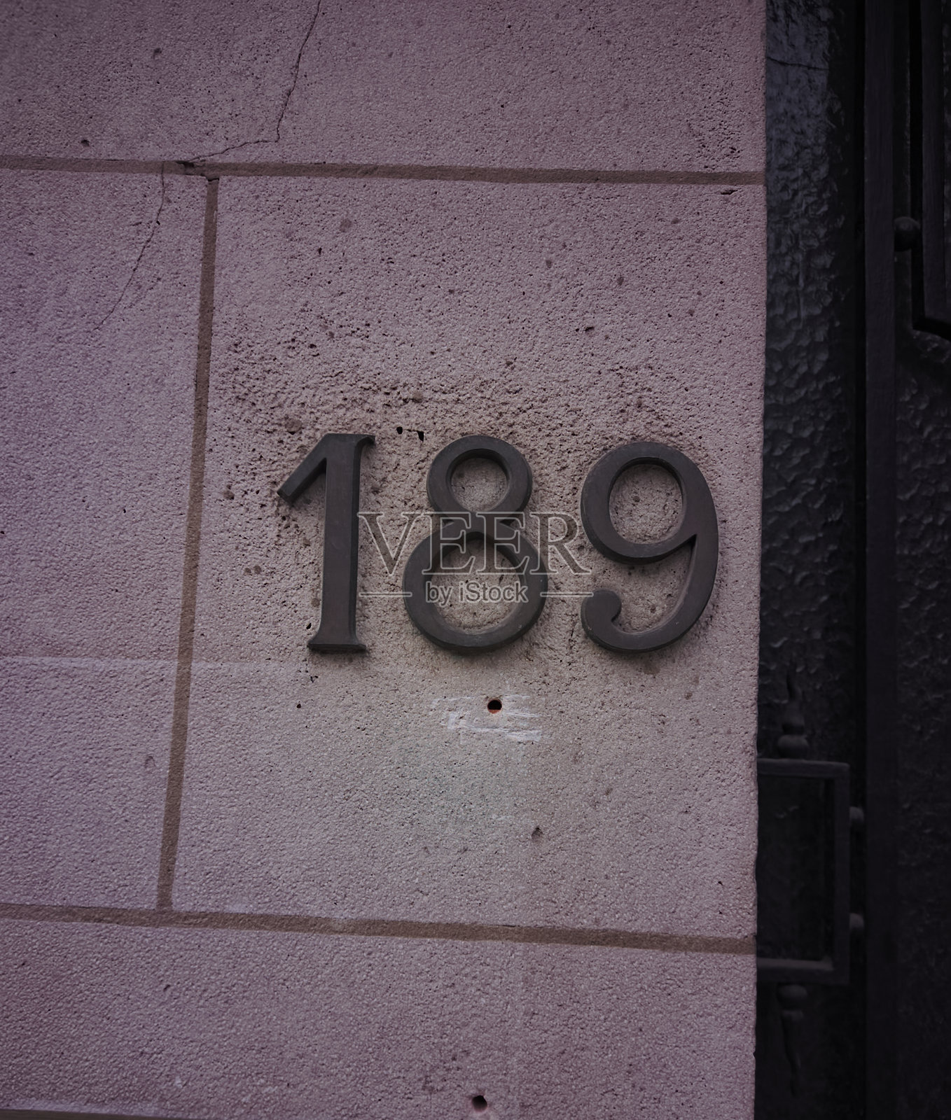 房屋号码一百八十九。数字由金属底座制成，并涂成黑色。照片摄影图片