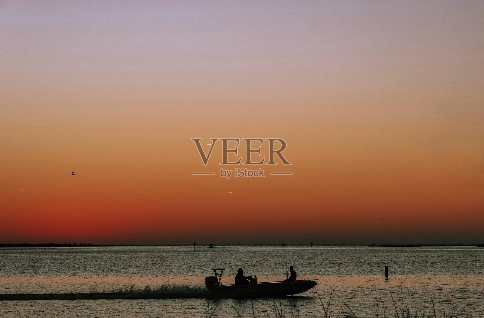 在余晖中划船照片摄影图片