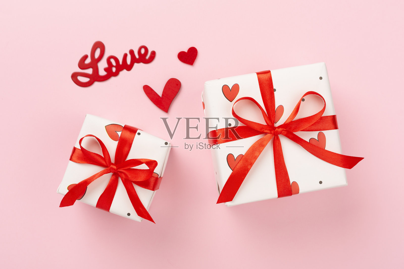 红心礼品盒在彩色背景上，俯视图照片摄影图片