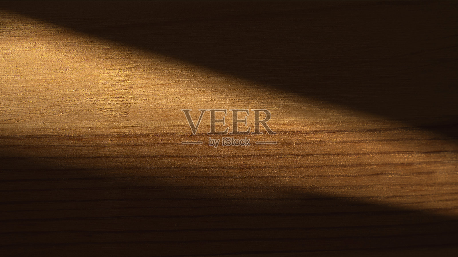 温暖灯光下的木质表面与阴影照片摄影图片