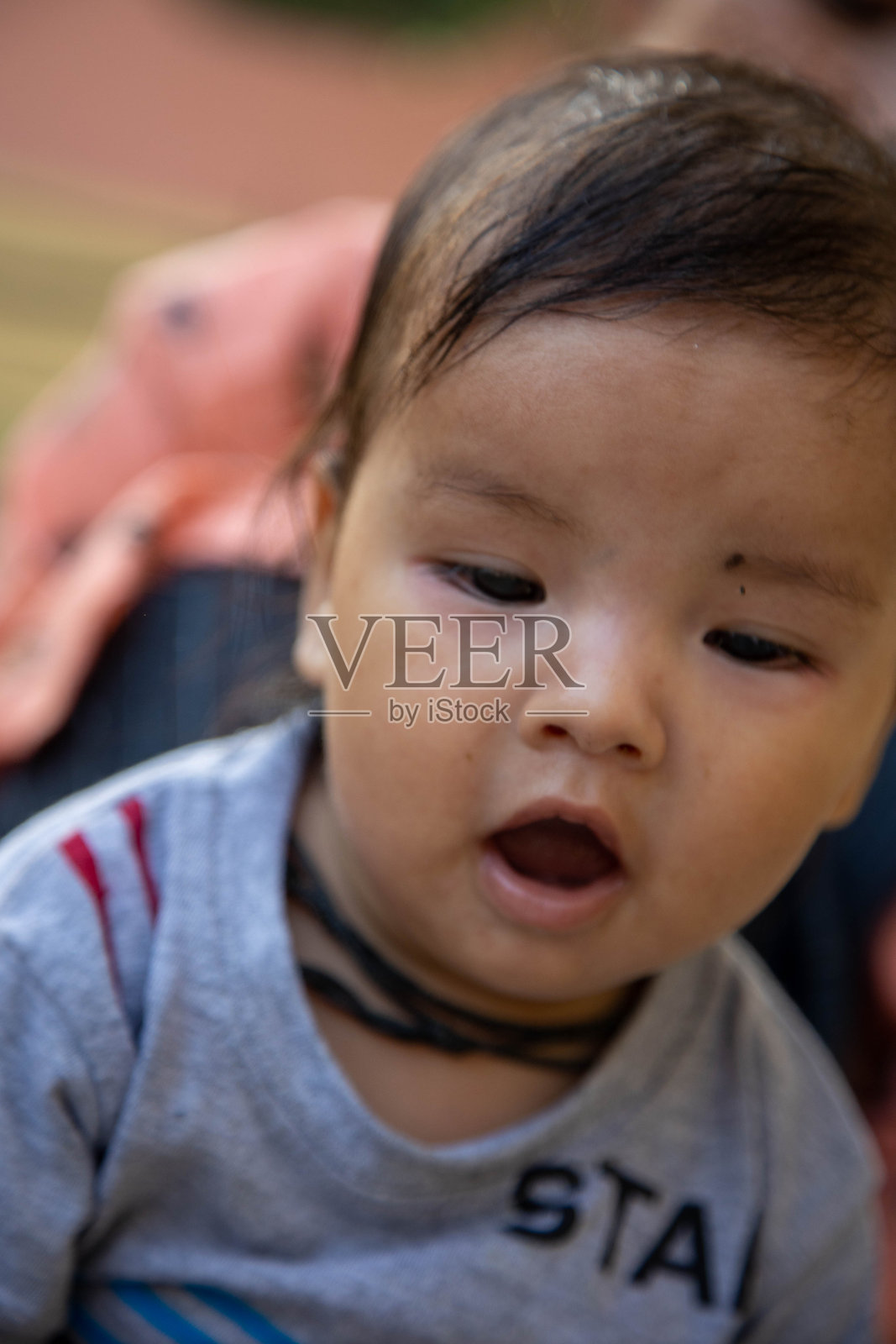 印度乡村中的母亲拥抱照片摄影图片