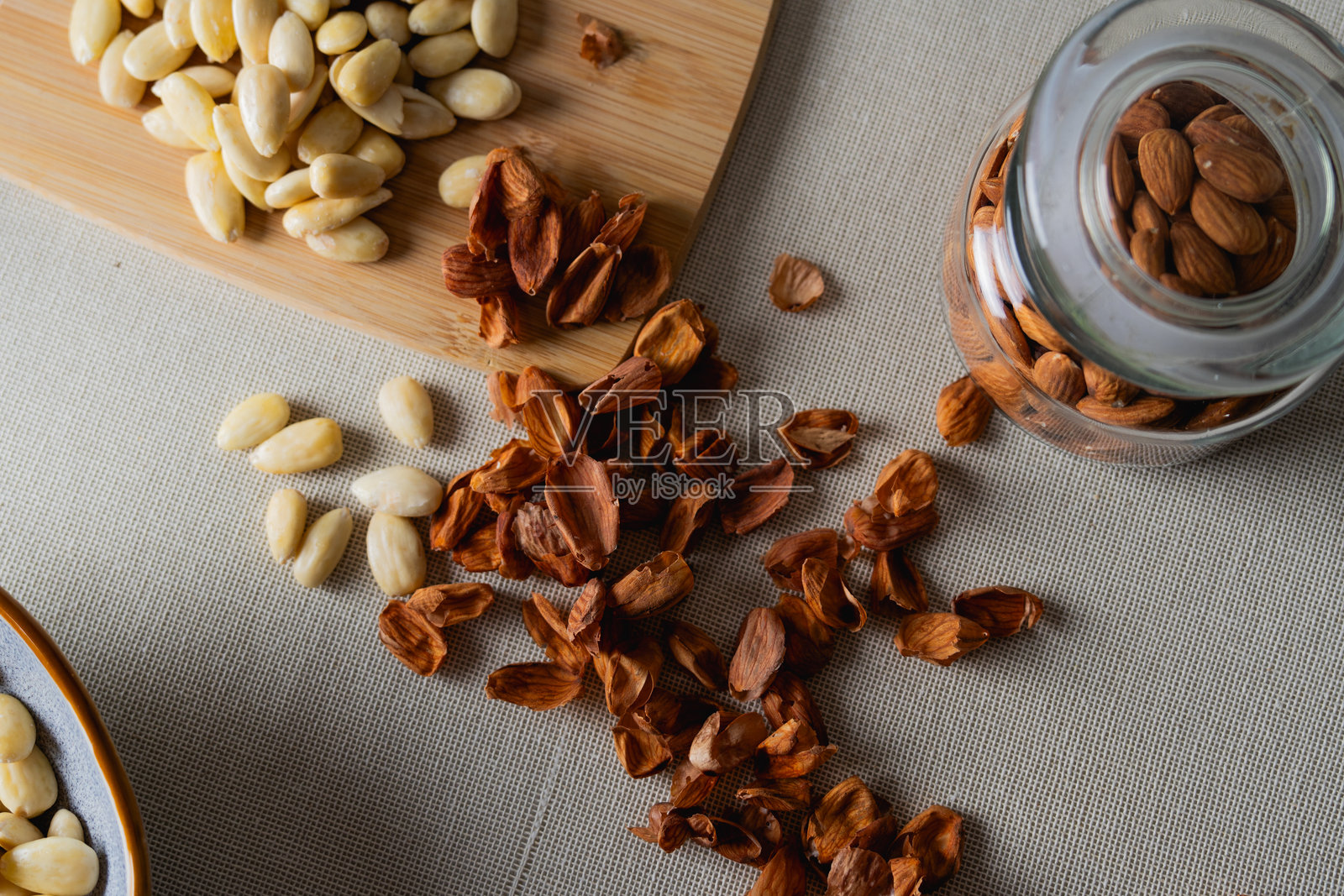 带壳和皮的整颗杏仁放在桌子上照片摄影图片