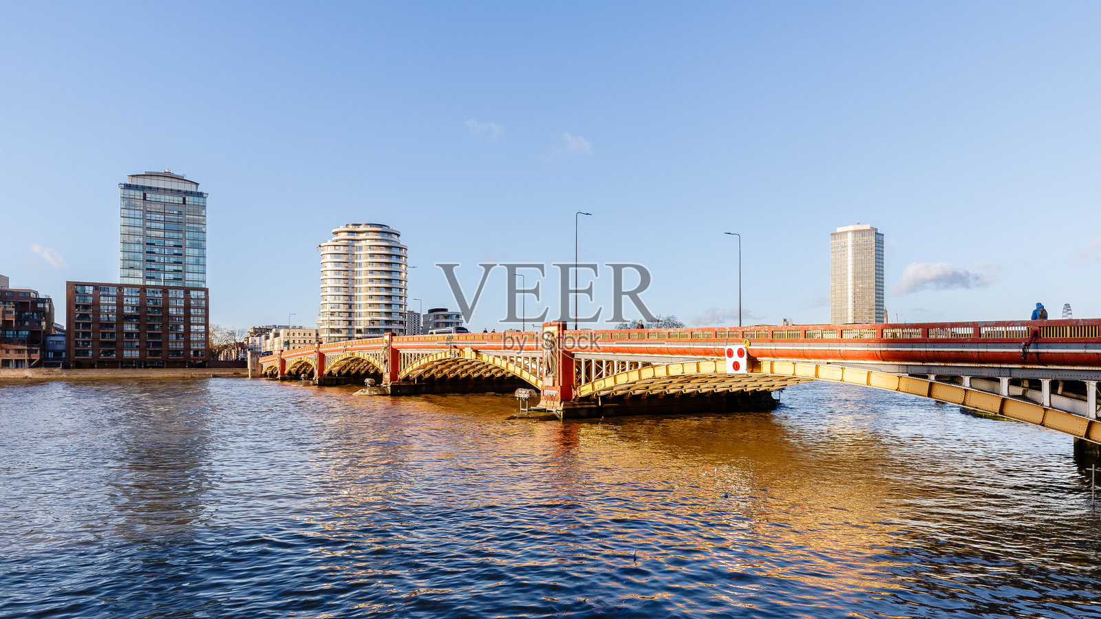 伦敦，英国的泰晤士河上的沃克斯霍尔桥照片摄影图片