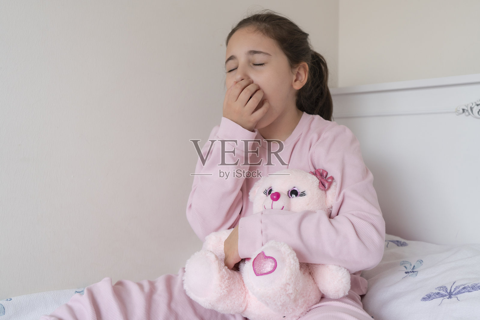 小女孩生病了，快要呕吐。照片摄影图片