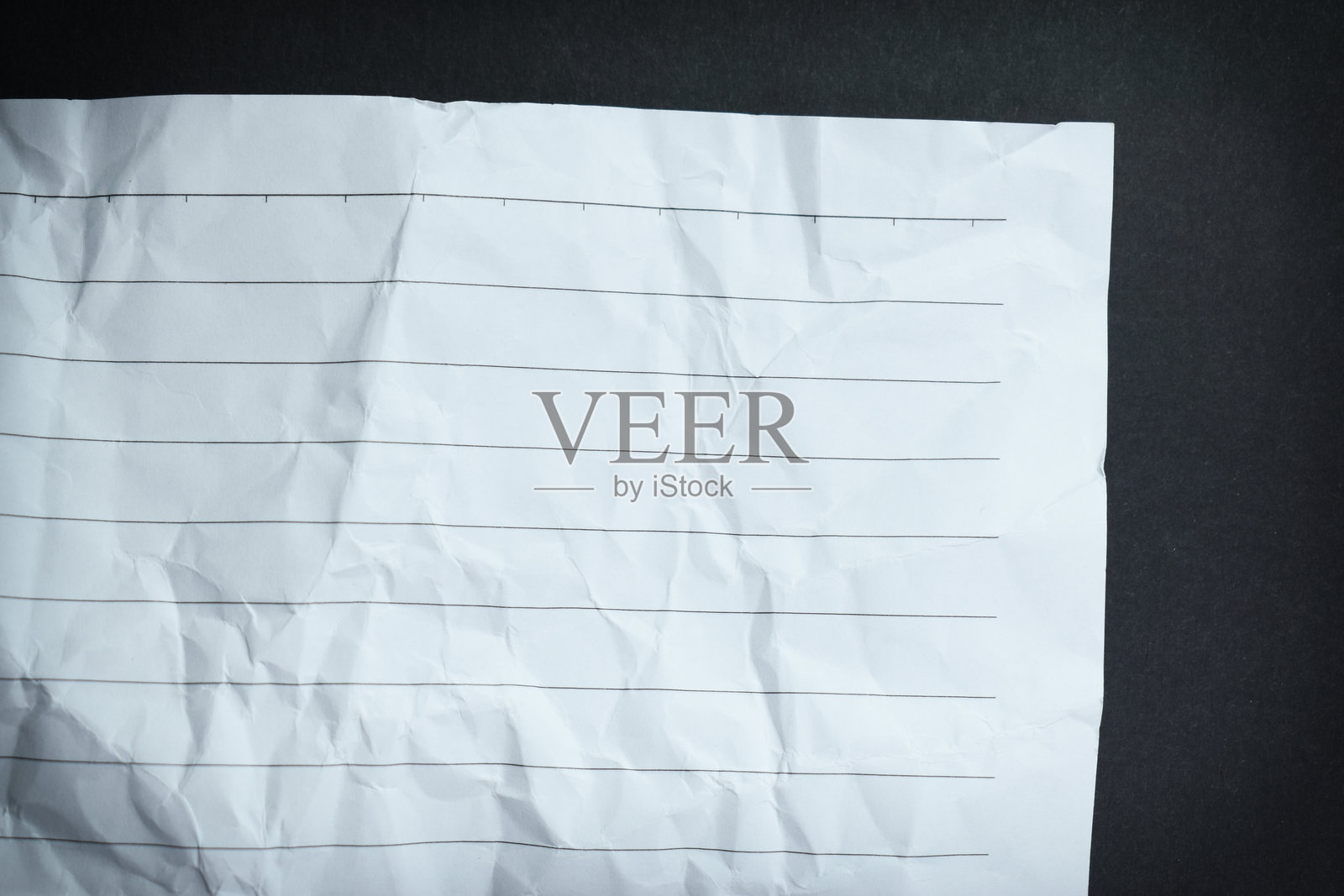 黑色背景上的皱纹线纸纹理，空白笔记本纸张照片摄影图片