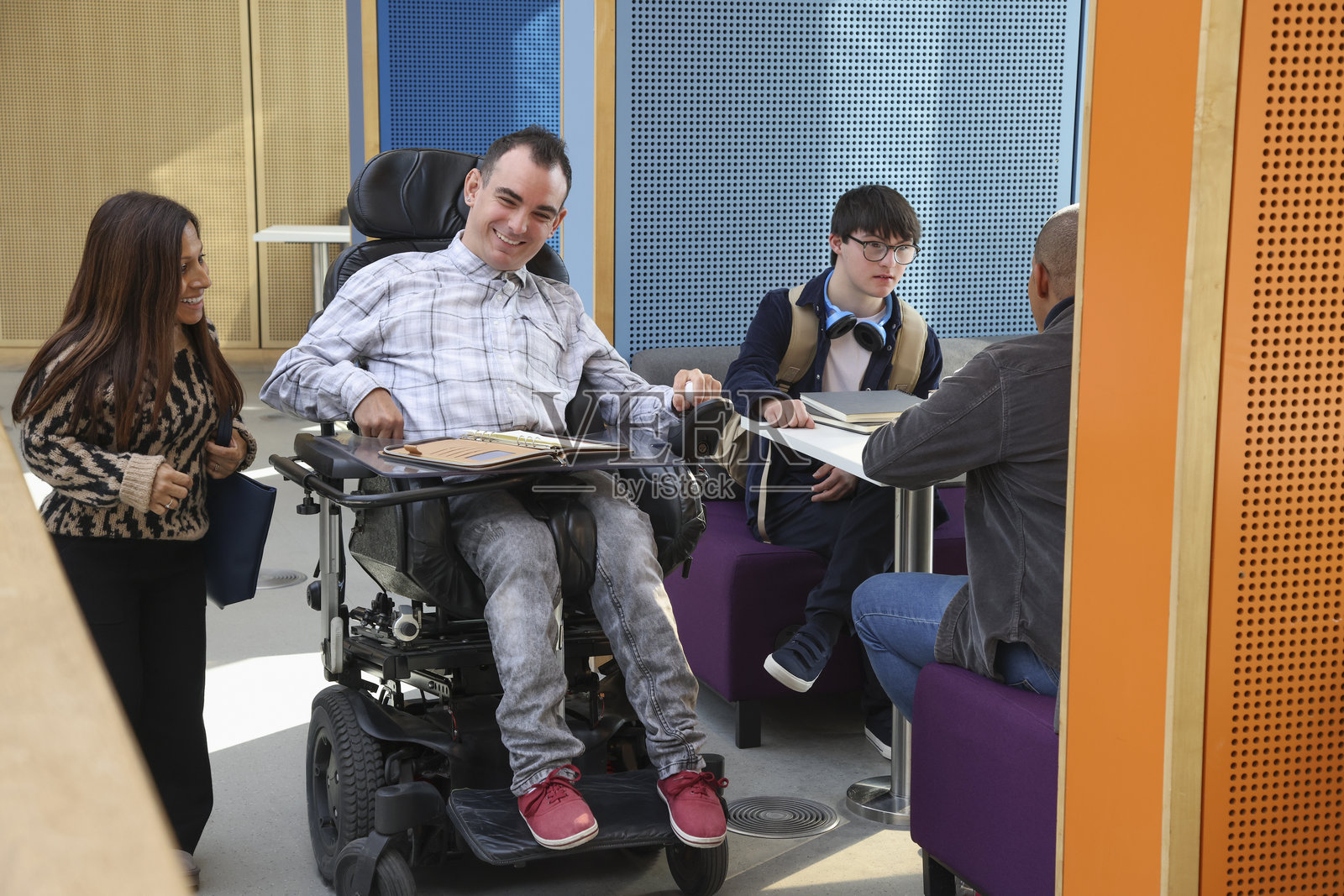 微笑的残疾人在办公室里照片摄影图片