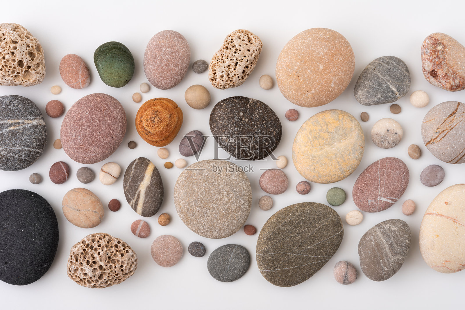 从上方俯视各种色彩斑斓、质地光滑的卵石和石头照片摄影图片