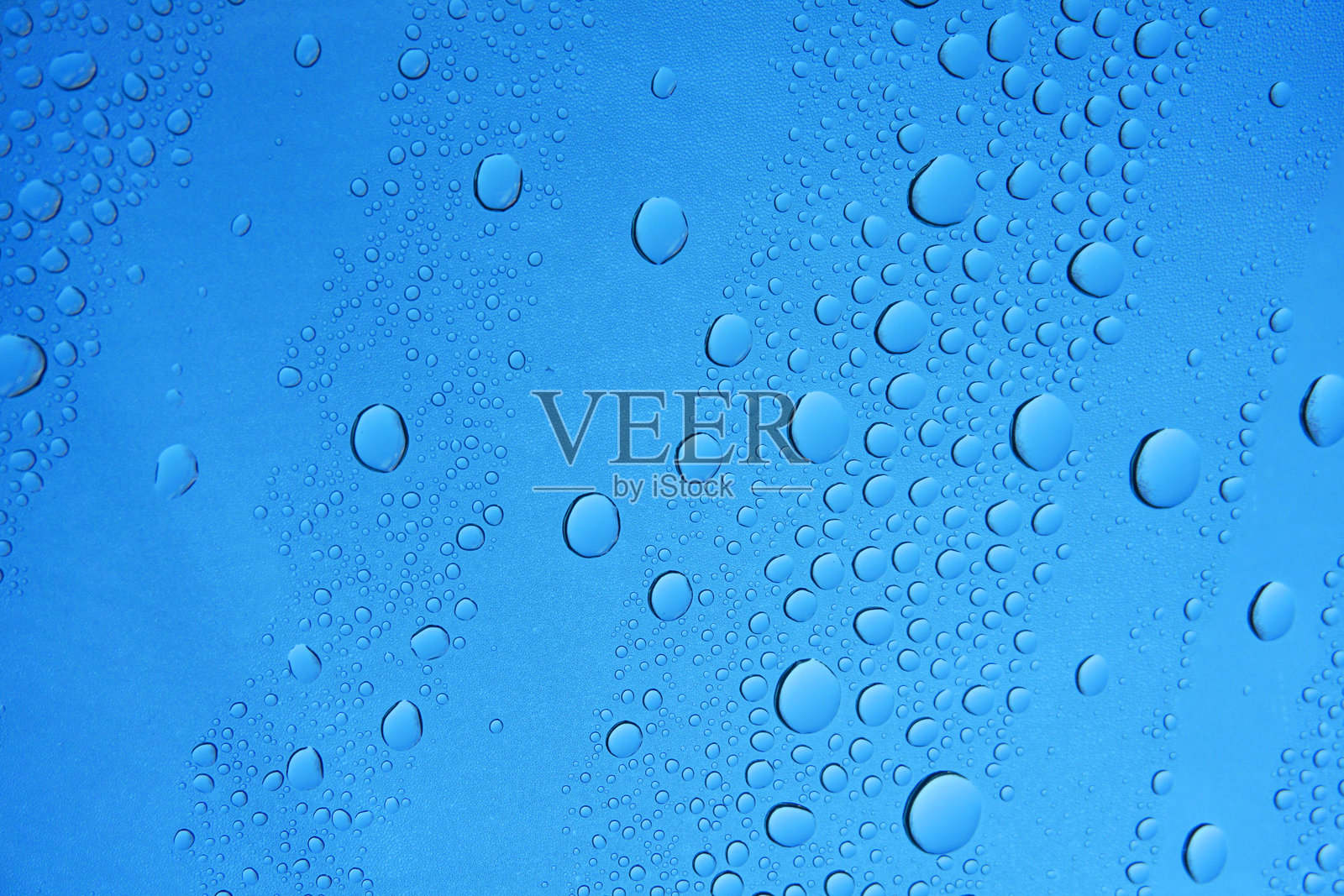 窗玻璃上的雨滴与蓝天相映照片摄影图片