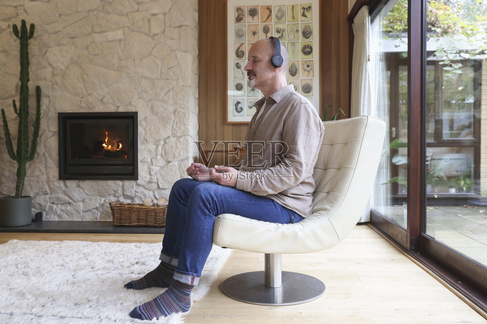 坐在扶手椅上的男人在冥想照片摄影图片