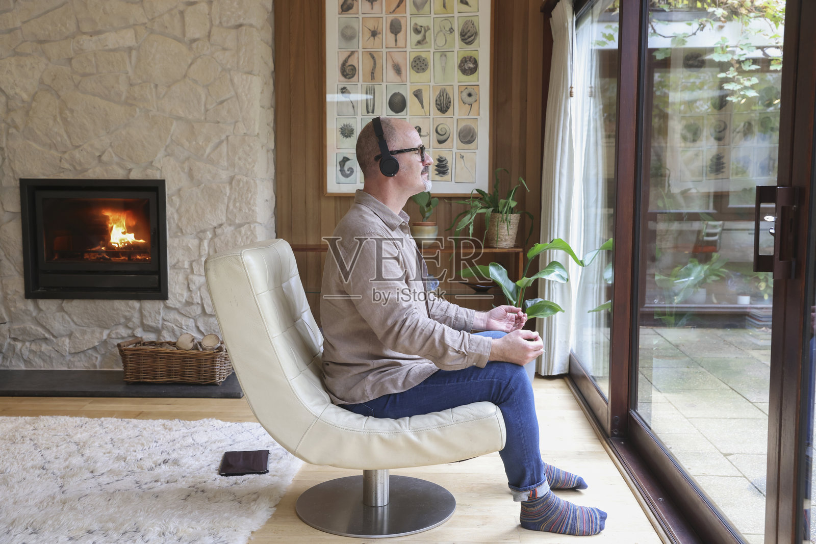 坐在扶手椅上的男人在冥想照片摄影图片