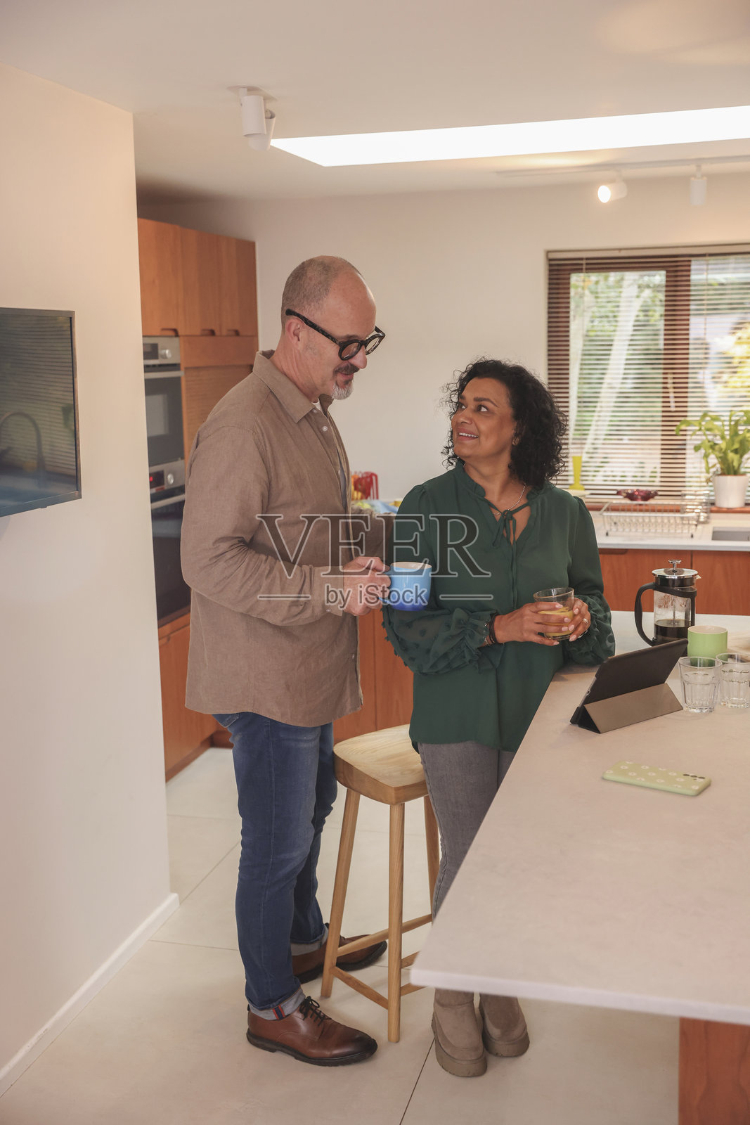 成熟夫妇站在厨房里照片摄影图片