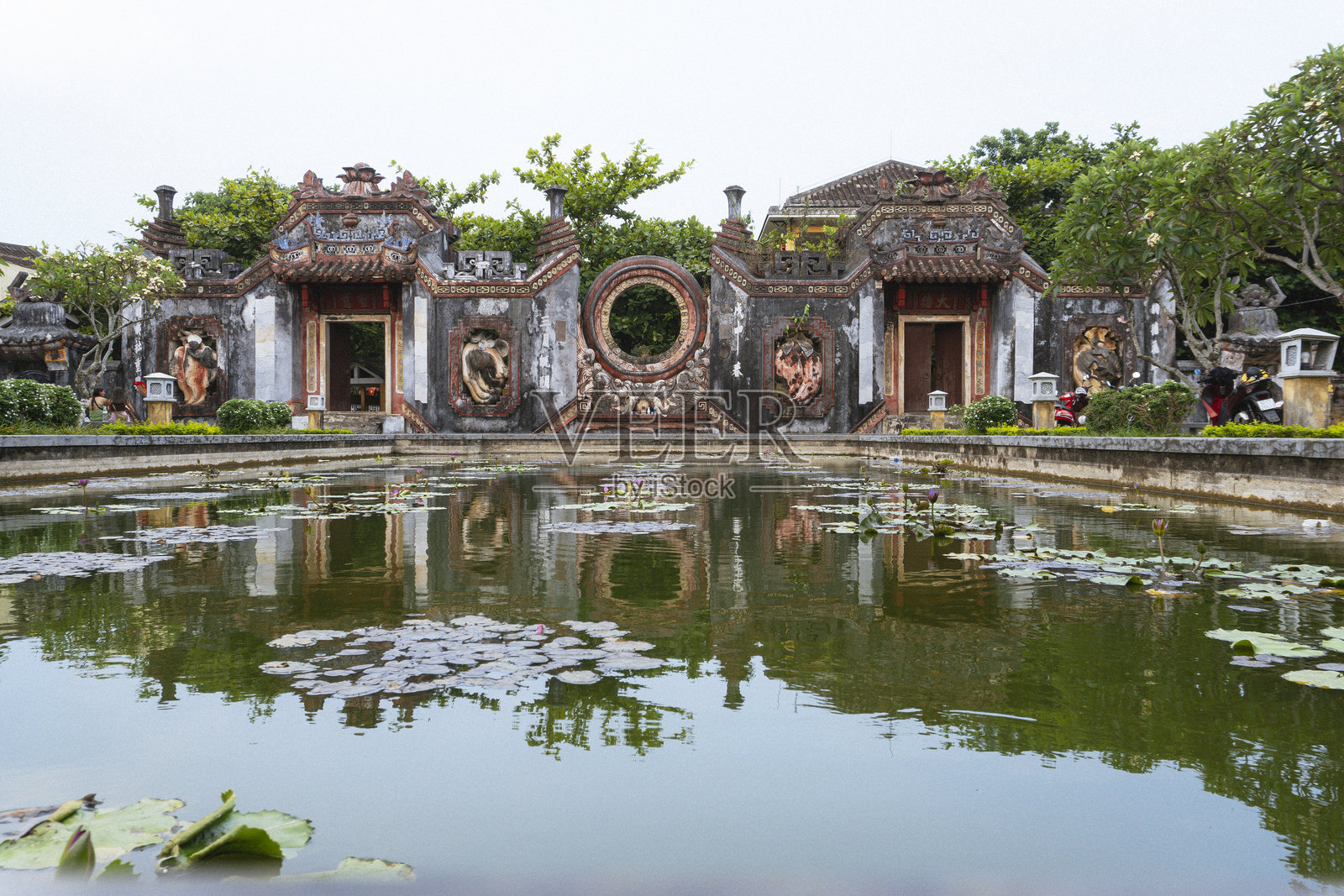 越南会安。古老越南门的倒影照片摄影图片