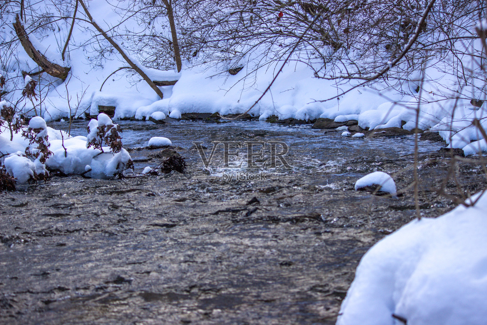 雪山溪流照片摄影图片