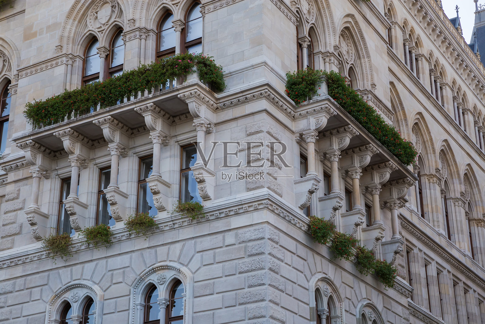 哥特式建筑立面的建筑装饰，阴影中的片段照片摄影图片
