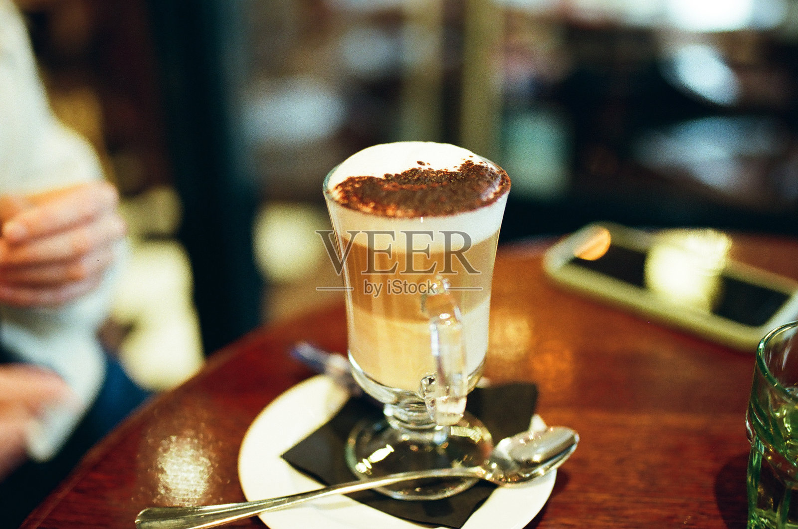 巴黎咖啡馆里的卡布奇诺，拍摄于35毫米胶卷上照片摄影图片