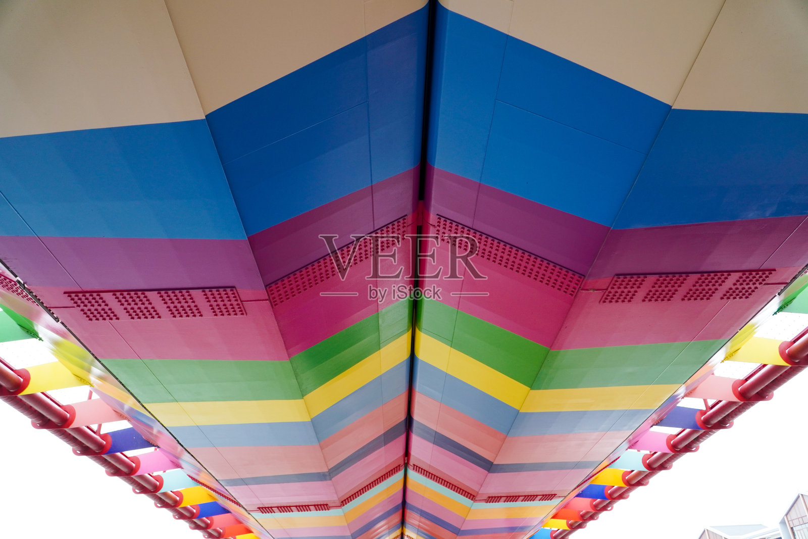 越南村庄中为游客和观光者建造的色彩斑斓的桥，独特的设计和色彩。照片摄影图片