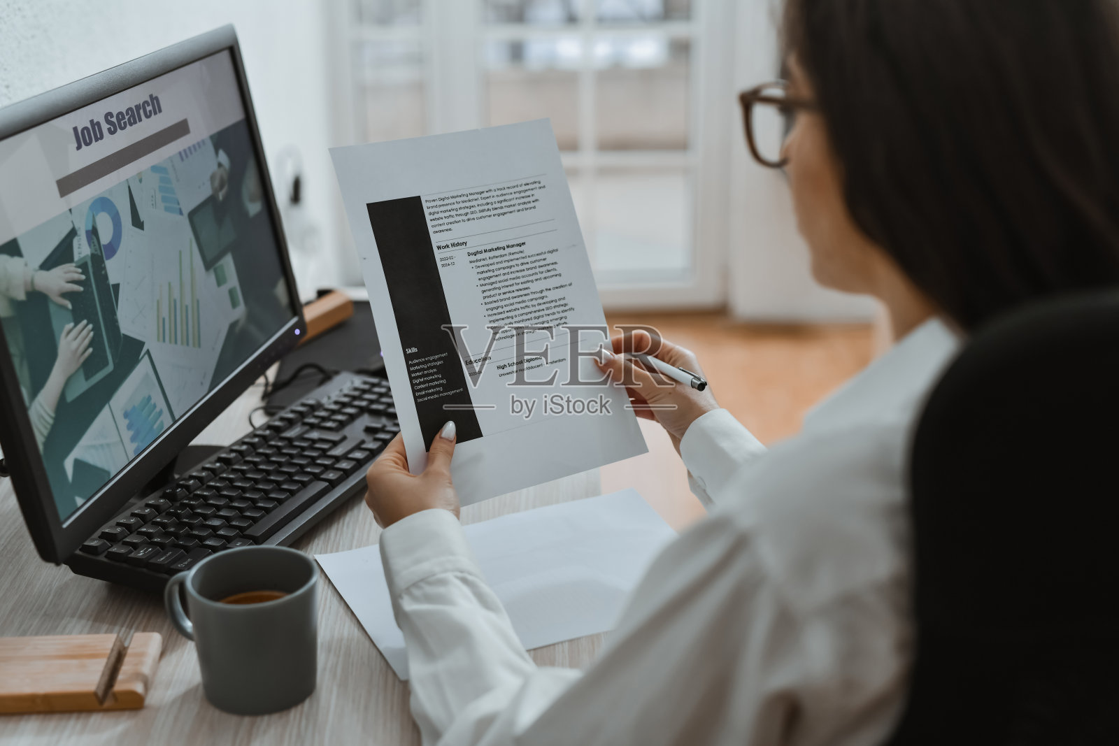 女性在申请工作前检查简历中的语法错误照片摄影图片