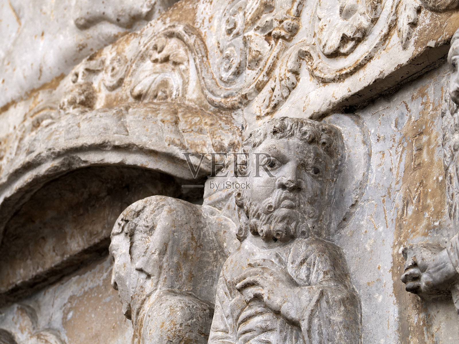 意大利维罗纳的圣泽诺大教堂，外部雕塑和浮雕的细节照片摄影图片