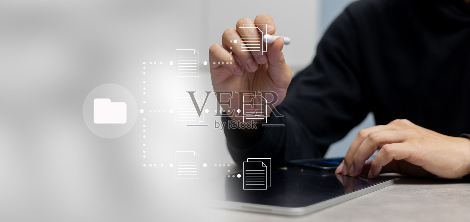 特写员工男性手持手写笔在虚拟文档管理系统图标上工作，以访问企业平台的数据库，体现现代科技商业组织概念。照片摄影图片