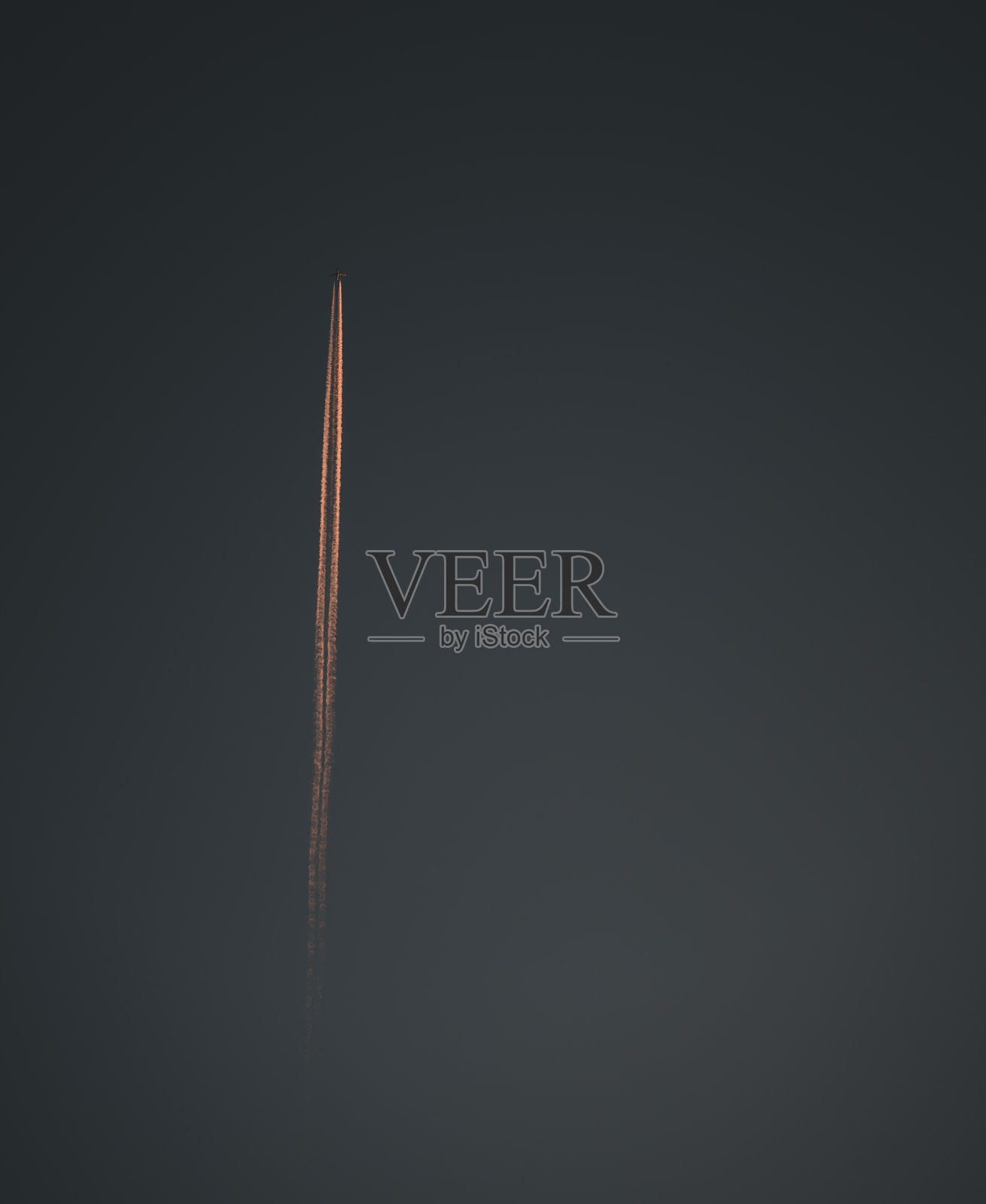 天空中的飞机留下足迹照片摄影图片