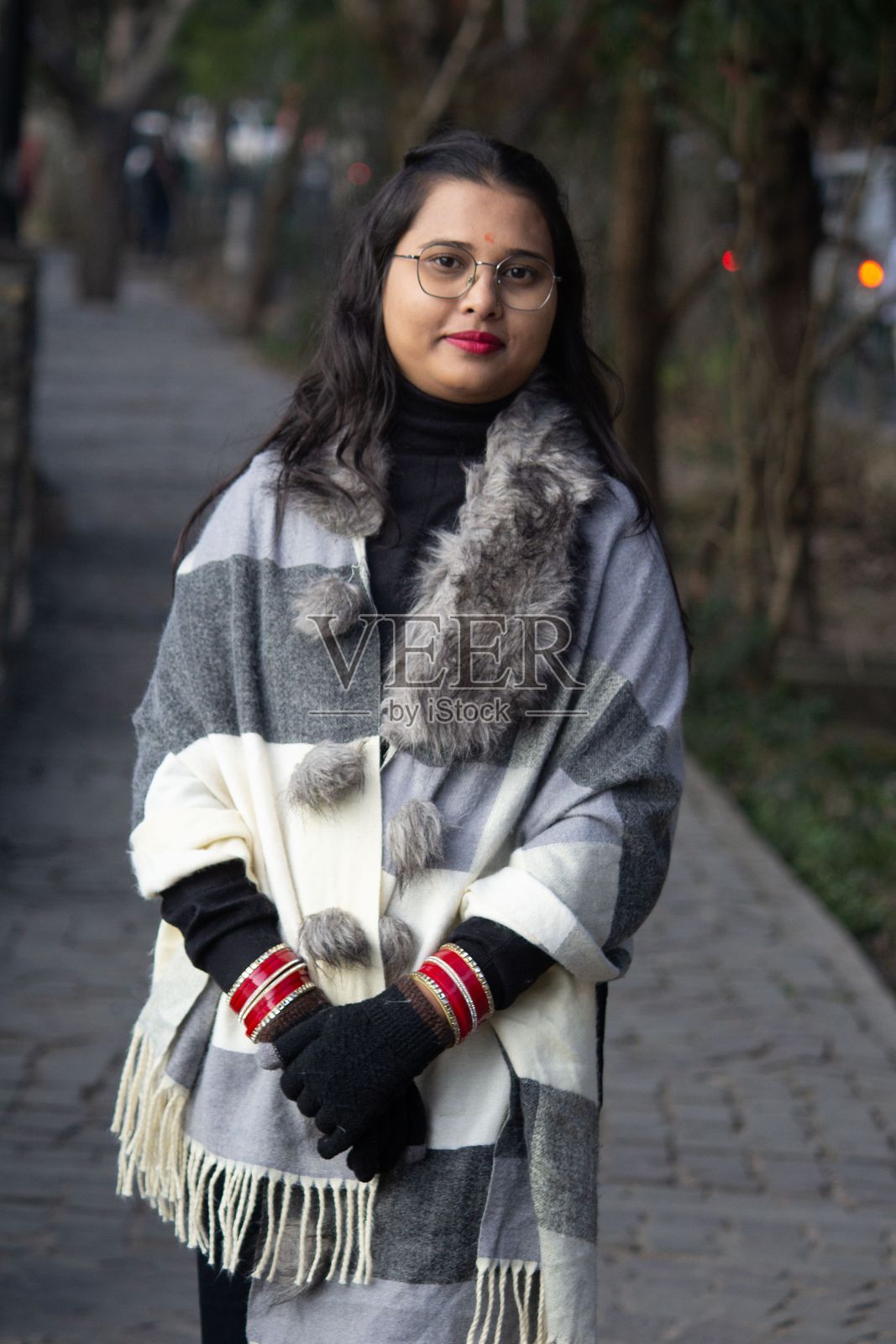 穿着冬季衣物的印度女孩照片摄影图片