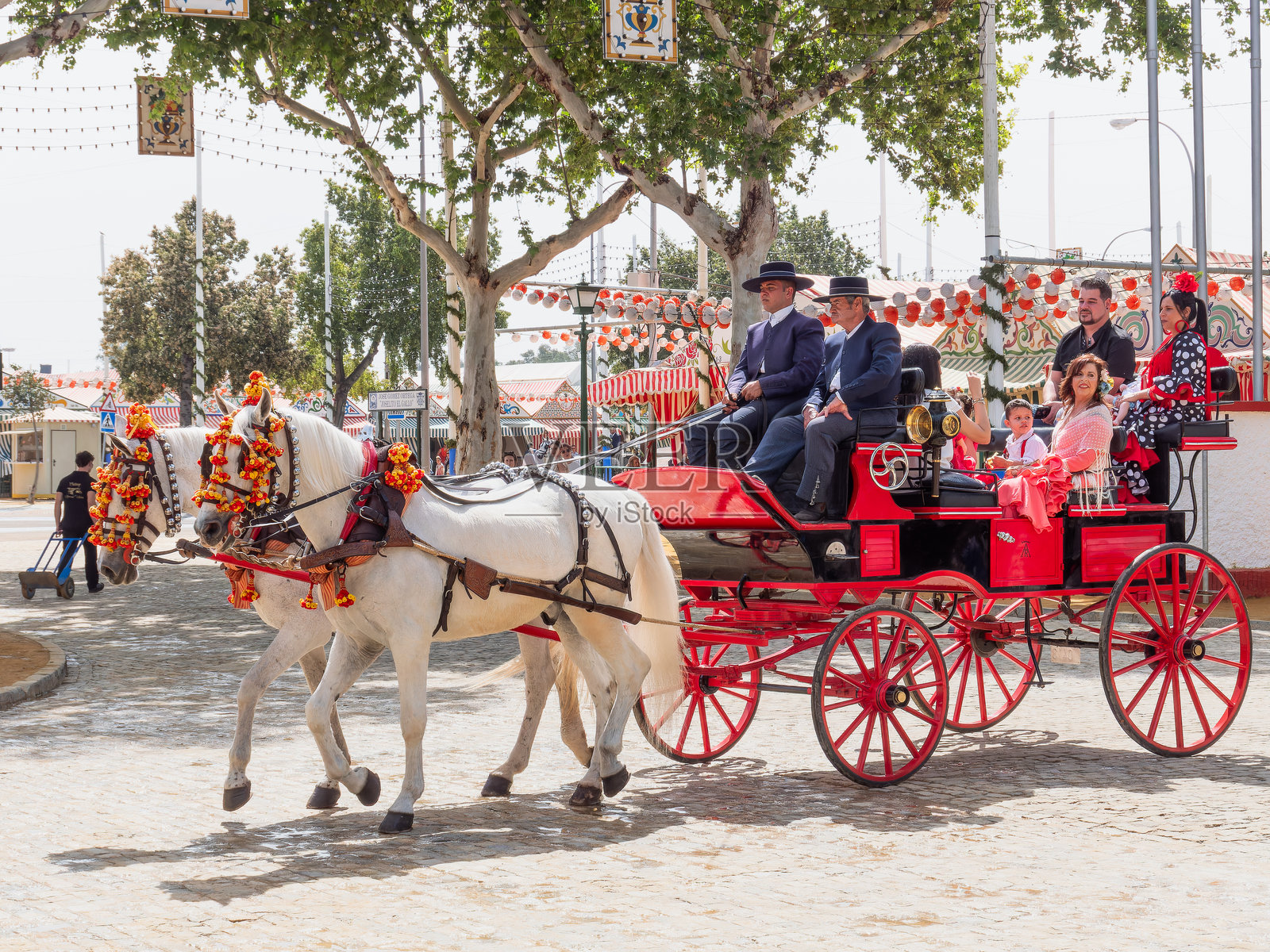 西班牙安达卢西亚塞维利亚四月博览会的马车照片摄影图片