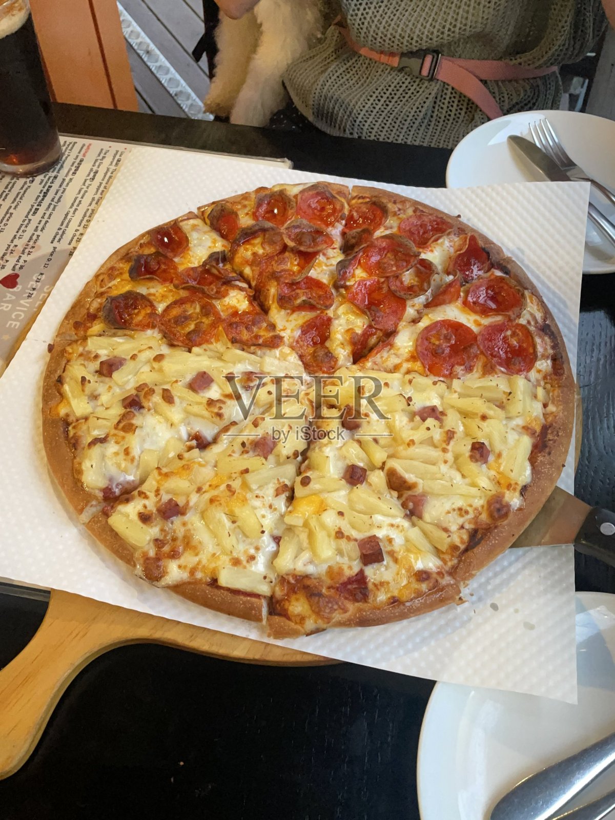 一款美味的披萨，金黄的外壳，融化的奶酪和美味的配料。非常适合与食品相关的设计、菜单或意大利主题项目，捕捉经典舒适菜肴的精髓。照片摄影图片