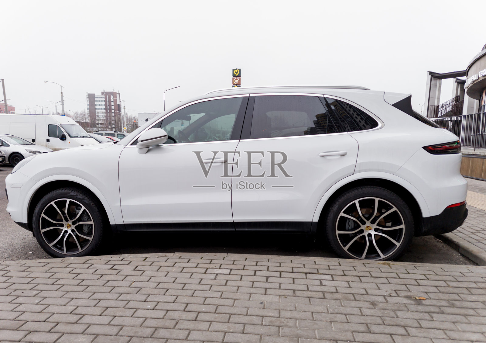 白色保时捷卡宴S照片摄影图片