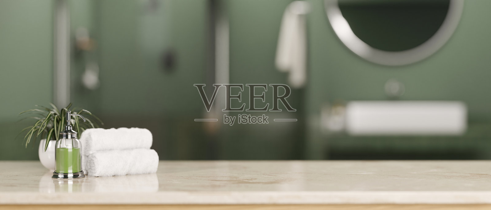 带有浴室配件的桌面和现代绿色浴室的模糊背景。照片摄影图片