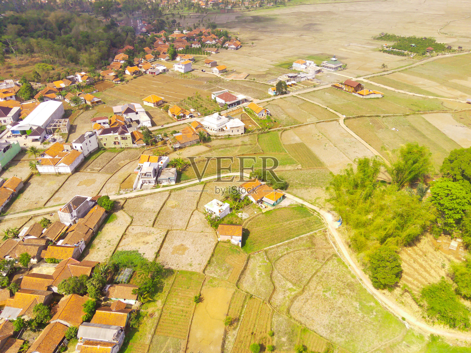 拼凑的景观和村庄在早晨照片摄影图片