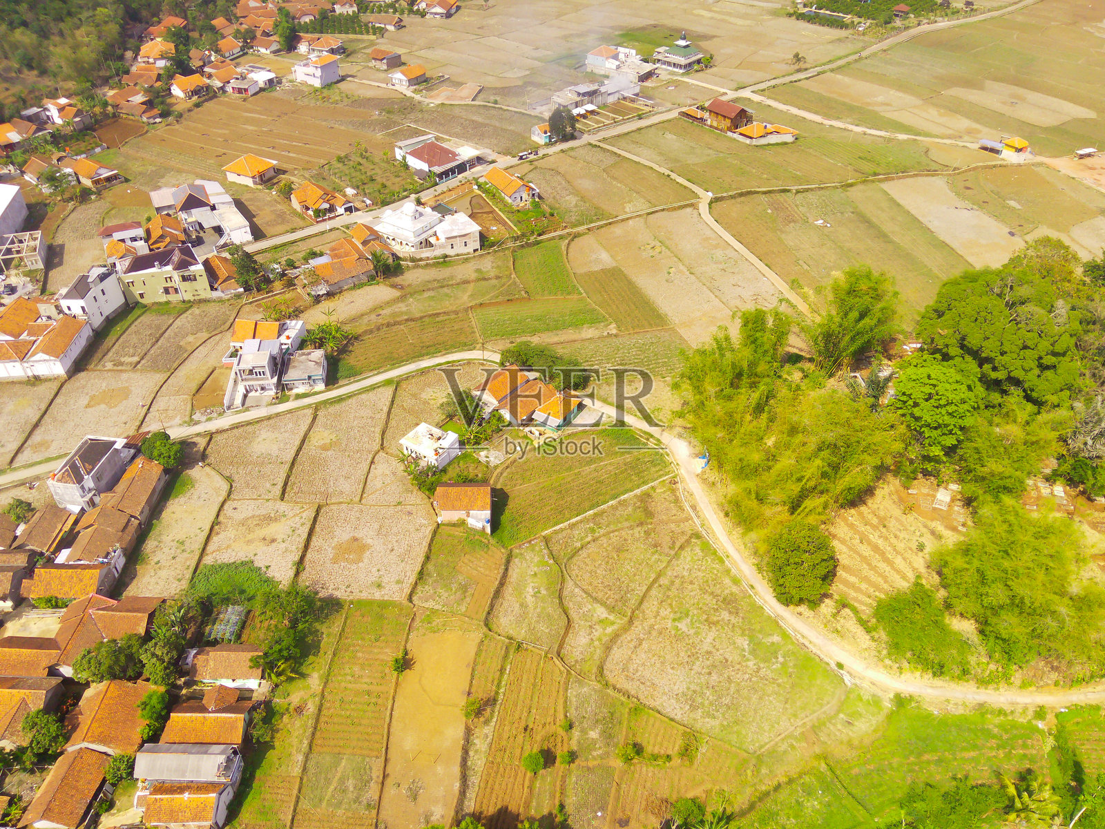 拼凑的景观和村庄在早晨照片摄影图片