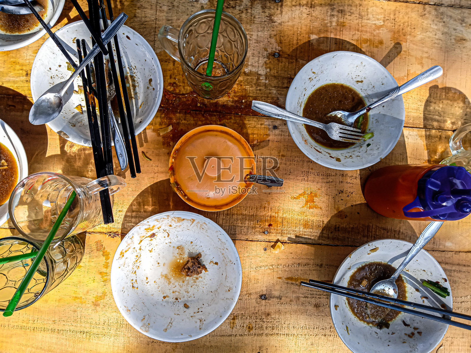 用来吃东西的脏碗和盘子仍然很脏照片摄影图片