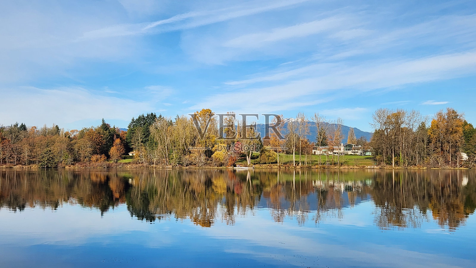 加拿大不列颠哥伦比亚省本拿比的北岸山脉在蓝天白云下倒映在鹿湖上照片摄影图片
