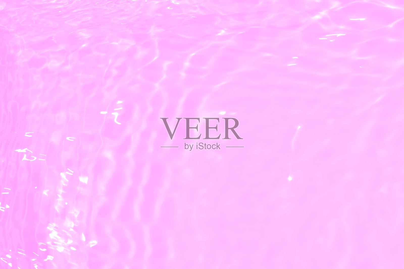 紫色的水溅在水面上涟漪模糊。散焦模糊透明粉红色透明平静水面纹理与飞溅和泡沫。水波与闪亮的图案纹理背景。照片摄影图片