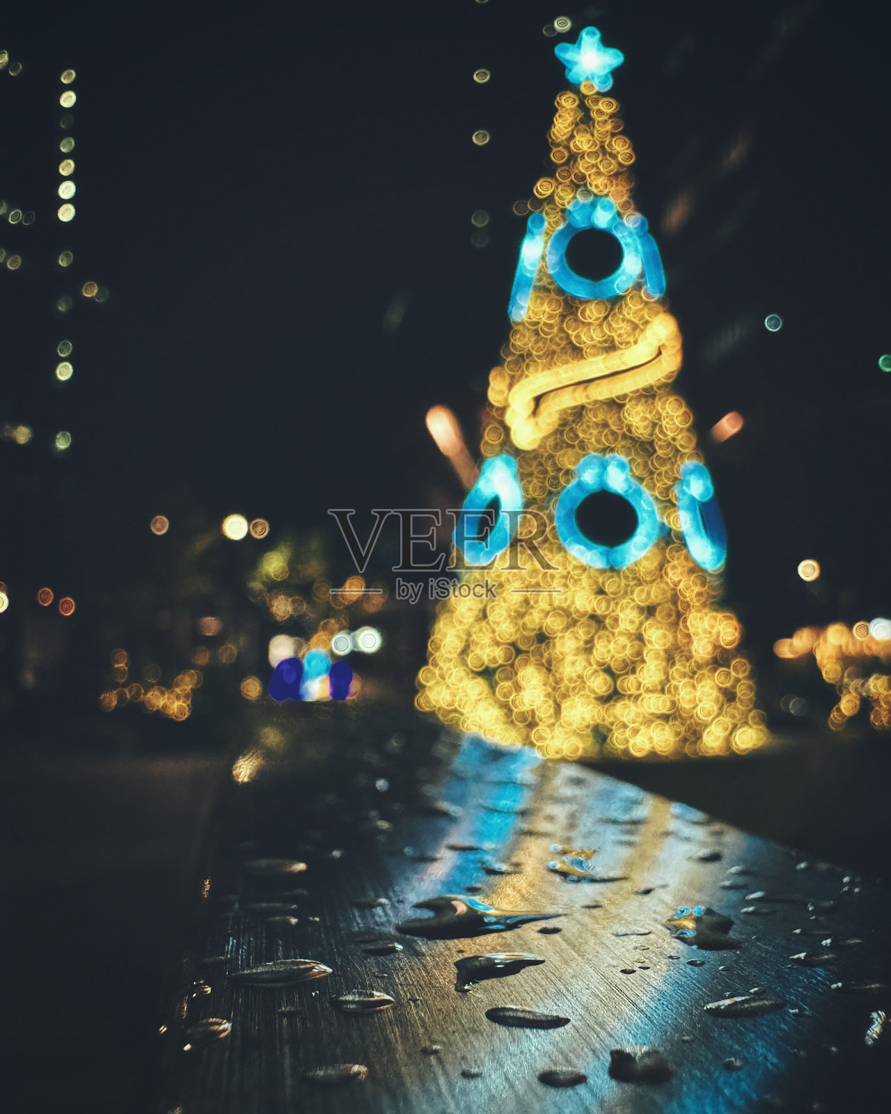 雨滴和圣诞树照片摄影图片