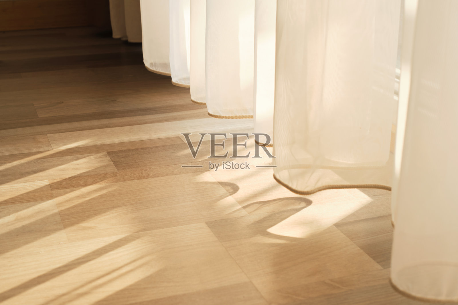 宁静的早晨，风轻轻地吹动了酒店套房的百叶窗，让阳光照进来，让房间充满自然光。照片摄影图片