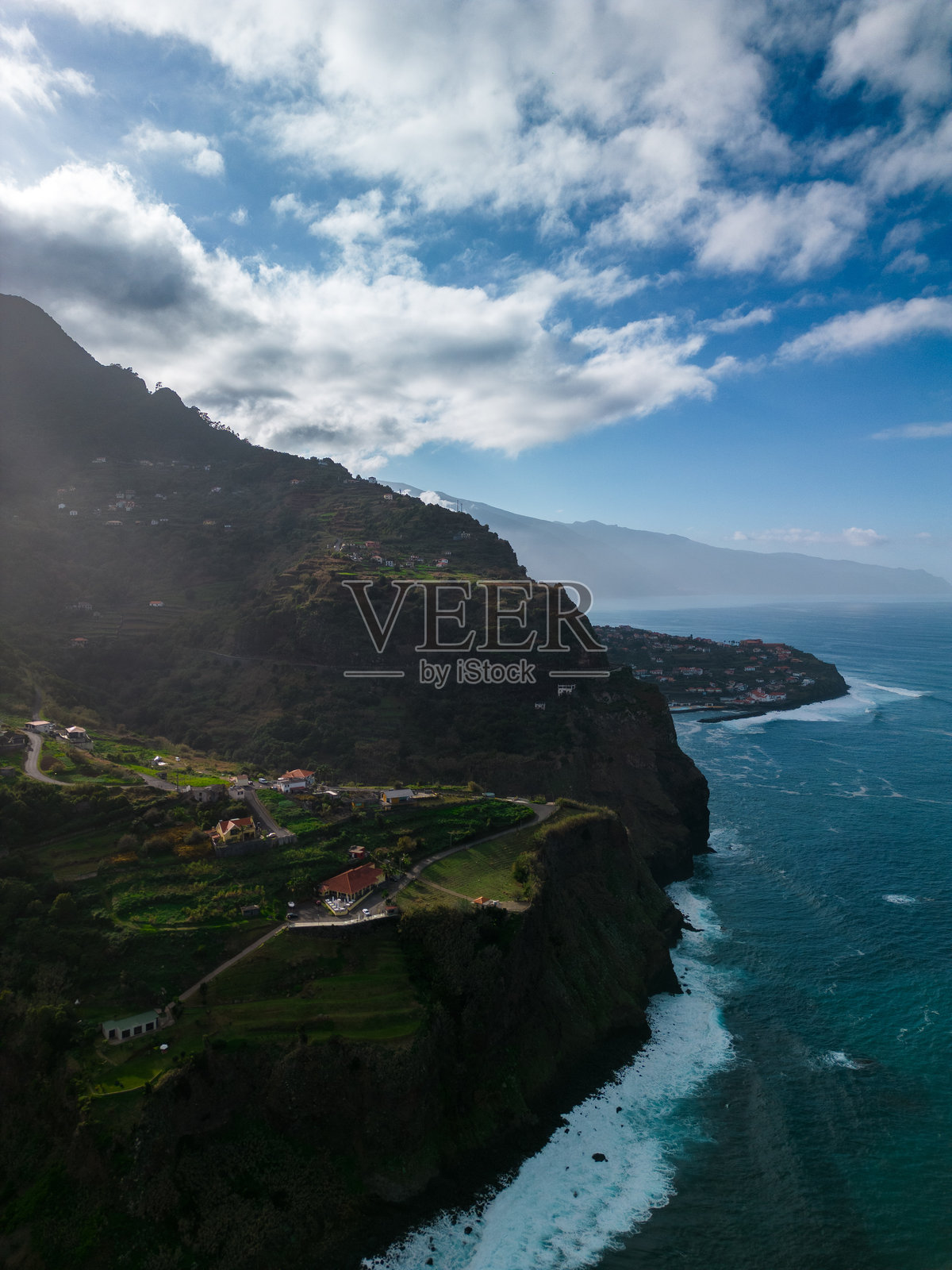 令人惊叹的海岸景观鸟瞰图，以悬崖和宁静的水域为特色。葡萄牙马德拉群岛照片摄影图片