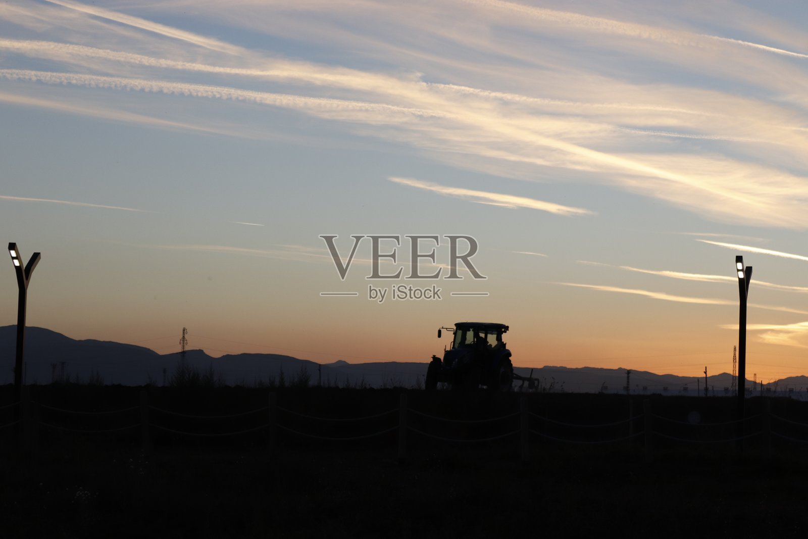 风景优美的河桥观马兽照片摄影图片