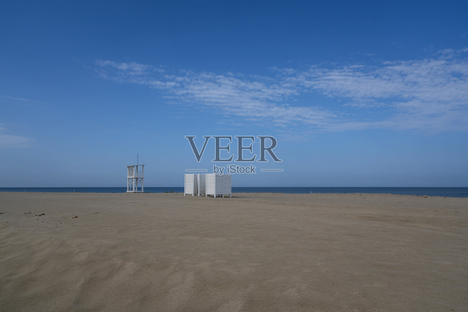 俄罗斯加里宁格勒地区扬塔尔尼村波罗的海沿岸废弃海滩上的救援塔和换衣小屋照片摄影图片