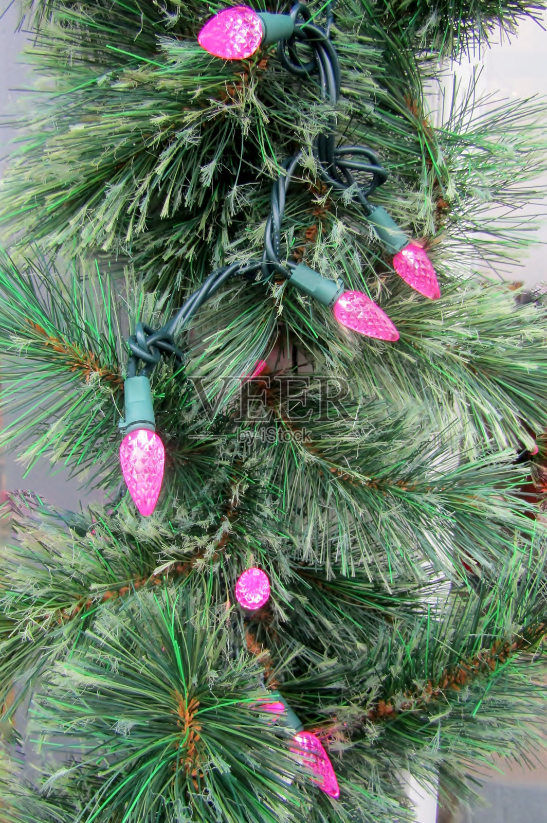 圣诞树和粉红色串圣诞灯的背景照片摄影图片