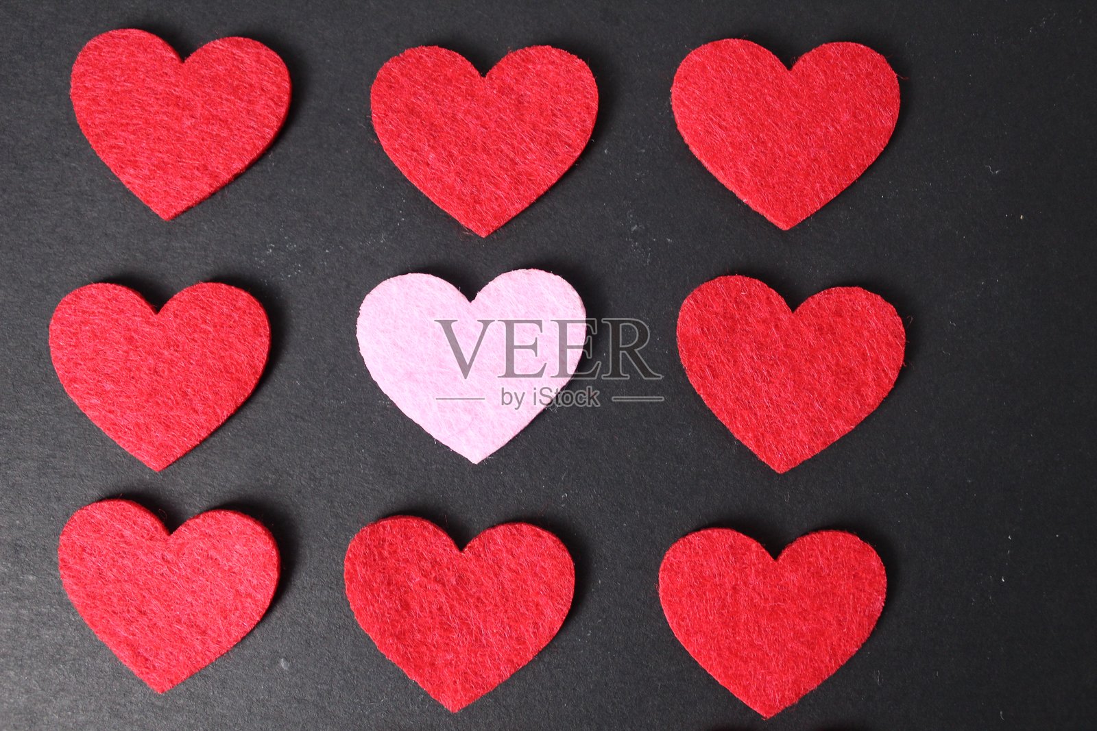 黑色背景上的红色和粉红色的心。情人节。情人节概念照片摄影图片