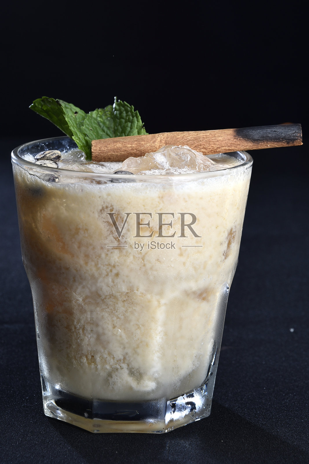 清爽的酒精饮料，有浆果、冰伏特加和杜松子酒，柠檬皮装在玻璃杯里，放在柜台上，背景模糊照片摄影图片