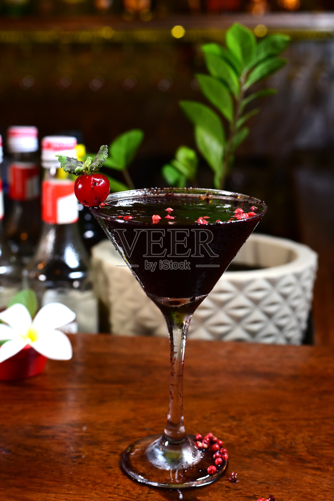 清爽的水果酒，冰镇伏特加和杜松子酒，柠檬皮装在玻璃杯里照片摄影图片