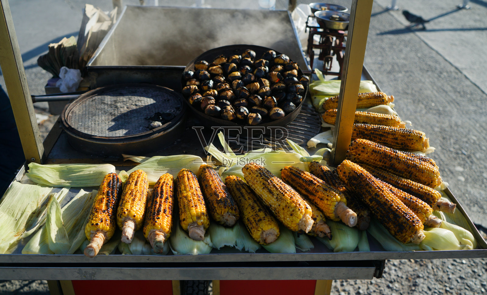 卖栗子和玉米照片摄影图片